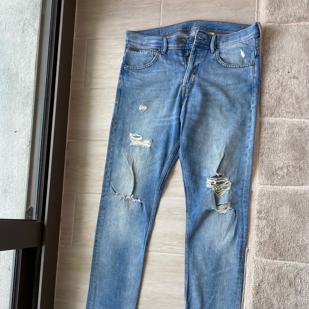 H&M men’s ripped blue jeans